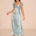 Grünes Maxi‑Kleid mit Herzausschnitt, Kappenärmeln und floralem Jacquard‑Muster