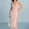 Rosa Midi‑Kleid mit V‑Ausschnitt, Bindung, Rüschen und floralem Muster