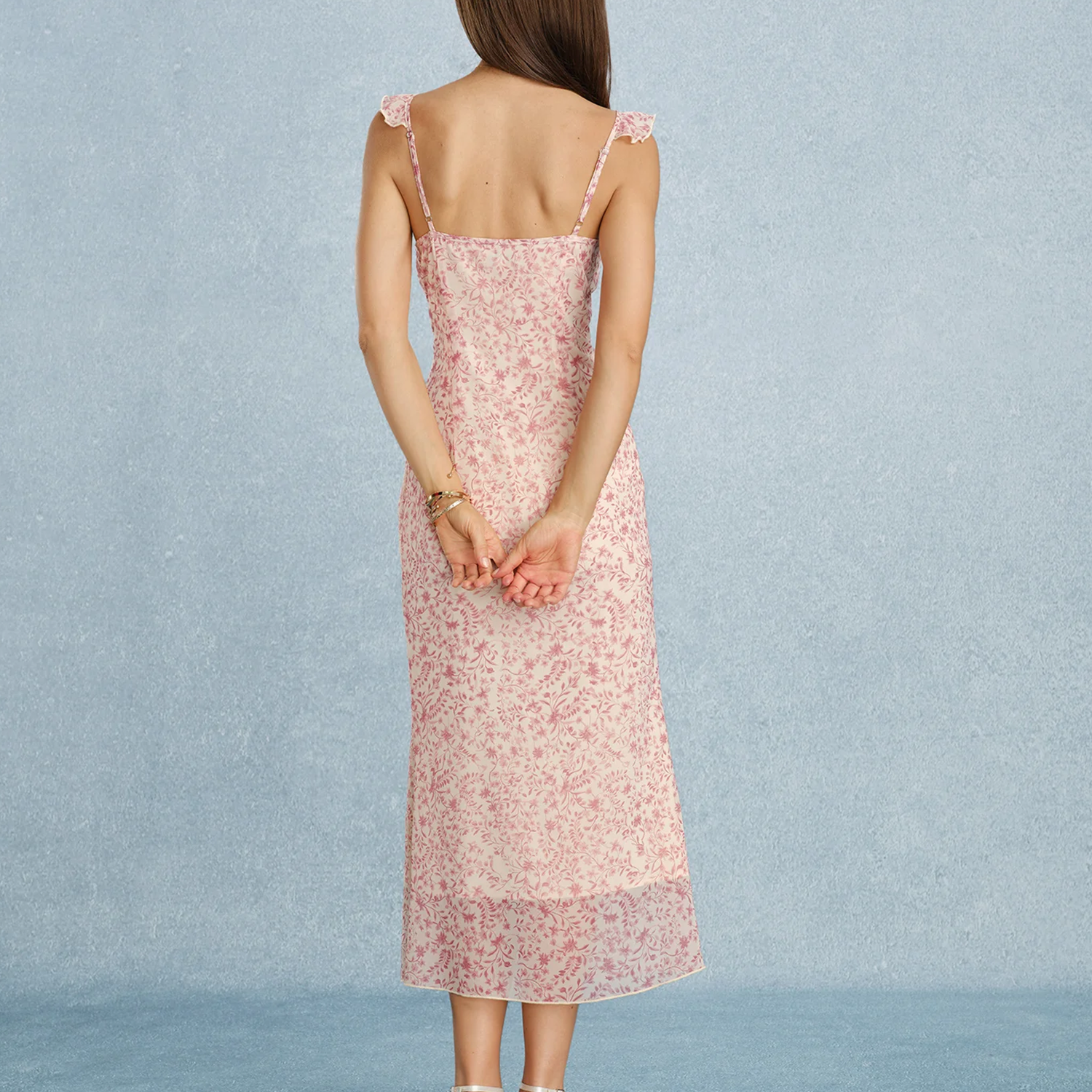 Rosa Midi‑Kleid mit V‑Ausschnitt, Bindung, Rüschen und floralem Muster