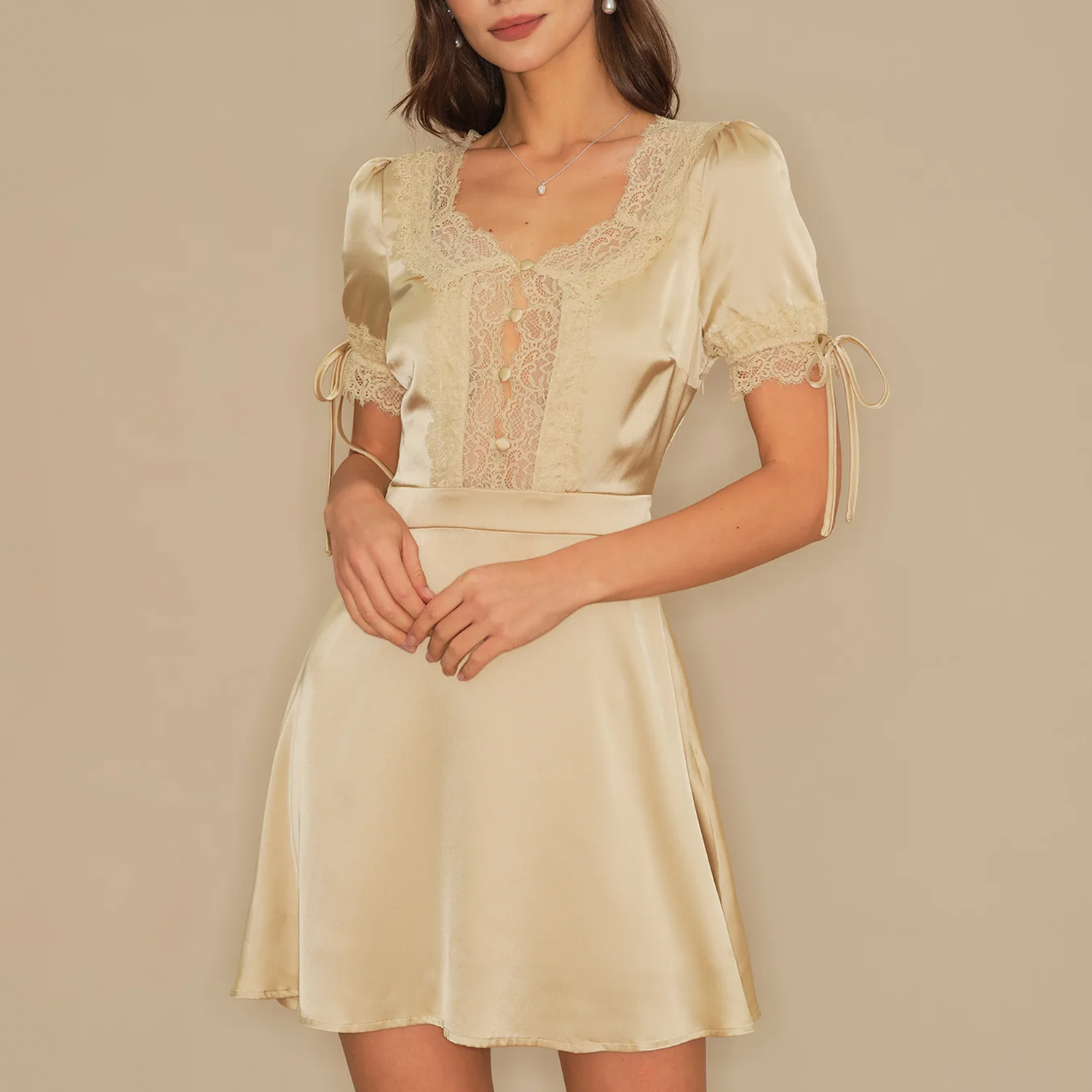 Aprikosenfarbenes Mini‑Kleid mit V‑Ausschnitt, Spitzenbesatz und Puff‑Kurzärmeln