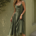 Grünes Träger‑Midi‑Kleid mit Drapage‑Ausschnitt und fließendem A‑Linien‑Schnitt