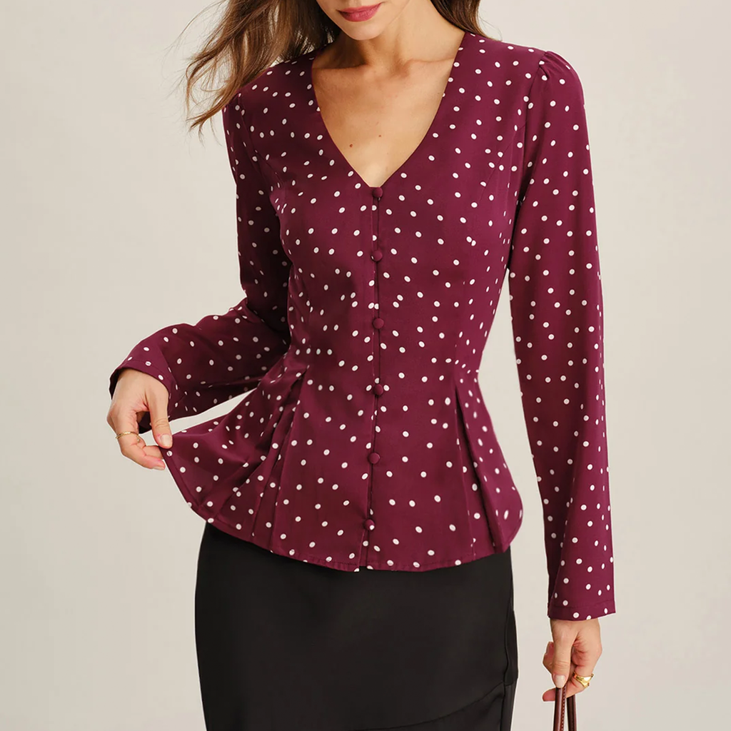 Weinrote Bluse mit V‑Ausschnitt, Punktenmuster und Knopfleiste in Retro‑Stil