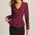 Weinrote Bluse mit V‑Ausschnitt, Punktenmuster und Knopfleiste in Retro‑Stil