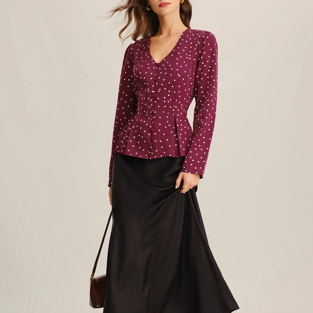 Weinrote Bluse mit V‑Ausschnitt, Punktenmuster und Knopfleiste in Retro‑Stil