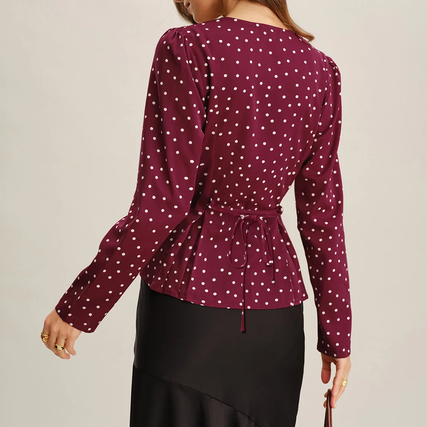 Weinrote Bluse mit V‑Ausschnitt, Punktenmuster und Knopfleiste in Retro‑Stil